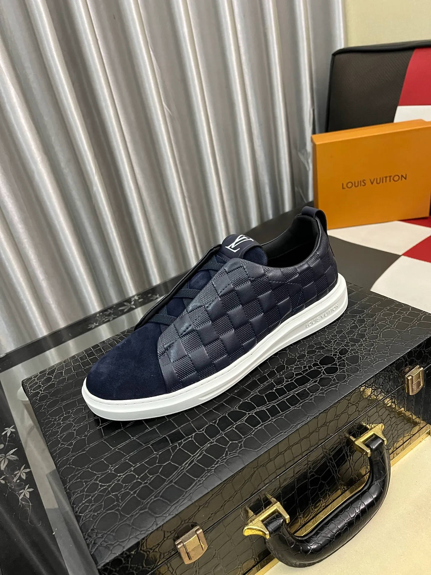 Men's shoes💰: 438⌚️⌚️"Loui* Vuitto*" LV's new Gaobang sports and casual shoes, imported first-layer cowhide ➕ imported sheepskin lining, high-end and comfortable, original outsole is light and wear-resistant! Purely handmade, details determine quality! Size 38-444️⃣Colors available